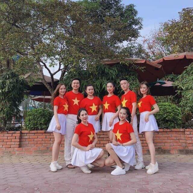 dong-phuc-co-do-sao-vang-tc